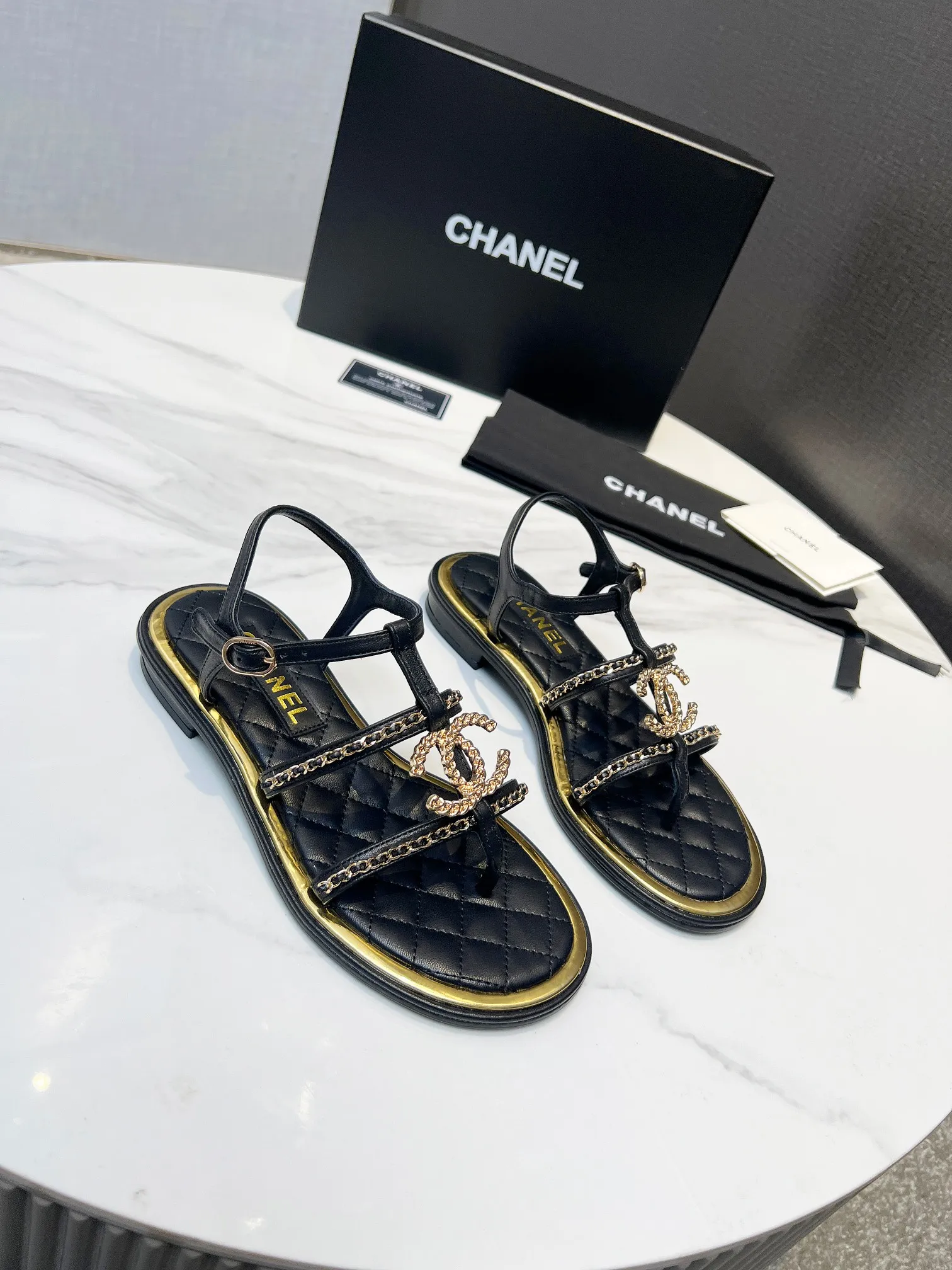 👟👟Ex-factory price 500👟👟 CHANEL2025 Xiaoxiang new classic flip-flop sandals, unique double-layer welt craftsmanship, 👡 👄Original 1:1 molded logo🧡Exudes lasting charm Xiaoxiang sandals👡Vivid intellectual elegance👥Brings out women’s unique beauty👩‍🦰 Fabric: Sheepskin Lining: Imported sheepskin , Outsole: Rubber outsole (leather outsole) Color: black/apricot/white, code number: 35-40 (41-41 customized, non-refundable and non-exchangeable)